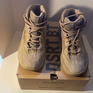 Yezzy dsrt BOOT  SIZE 9 in men suitable for size 10 in women runs small